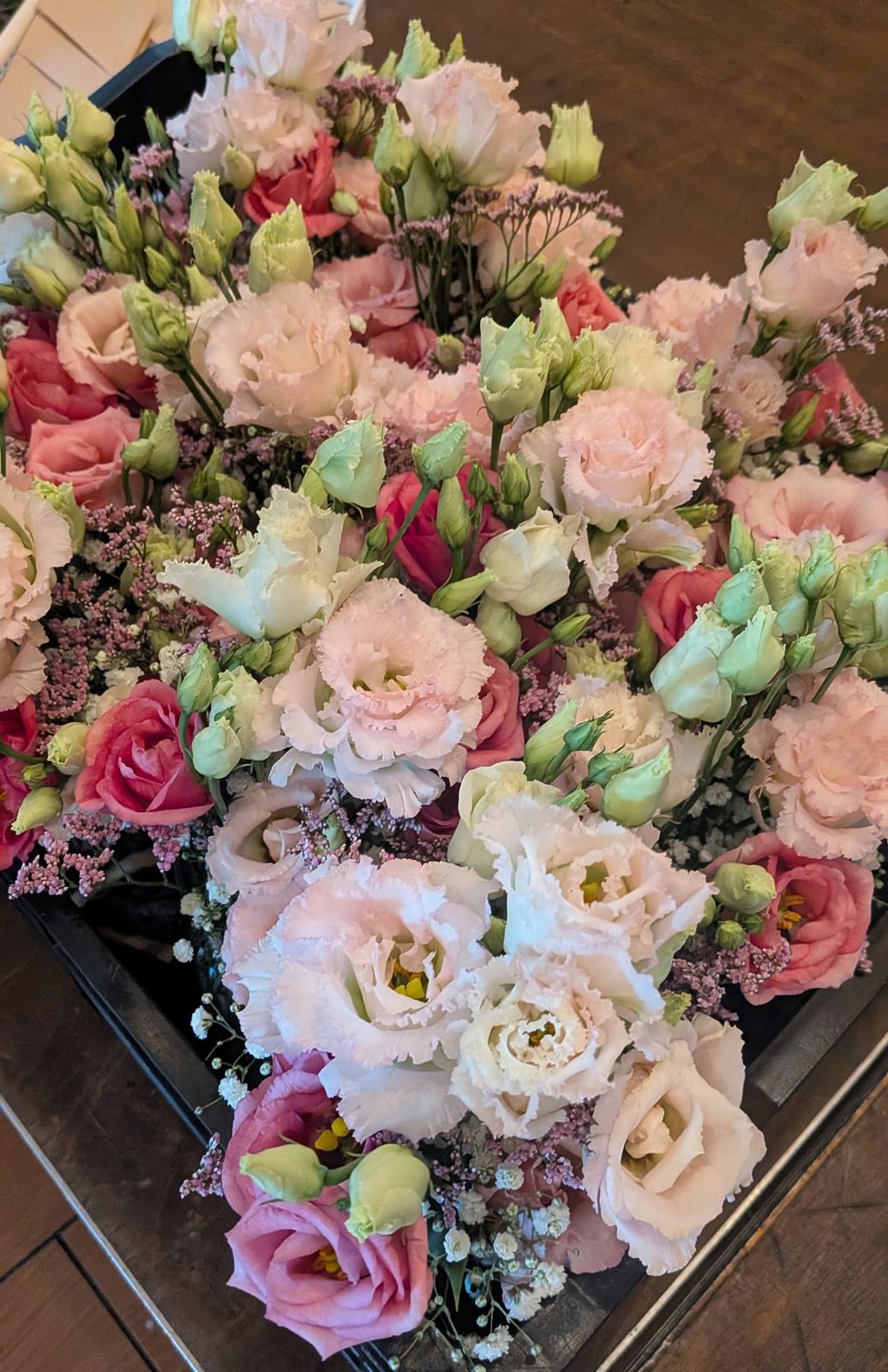 Strauß aus rosa und weißen Lisianthus und Rosen