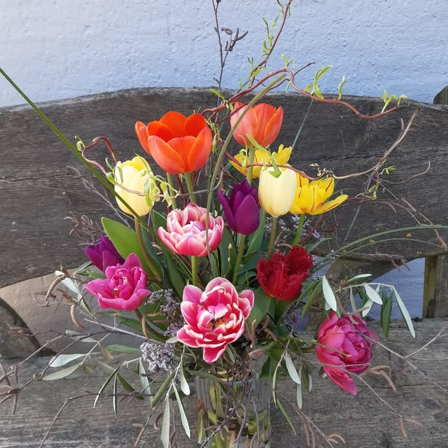 Bunter Tulpenstrauß in Orange, Gelb und Pink